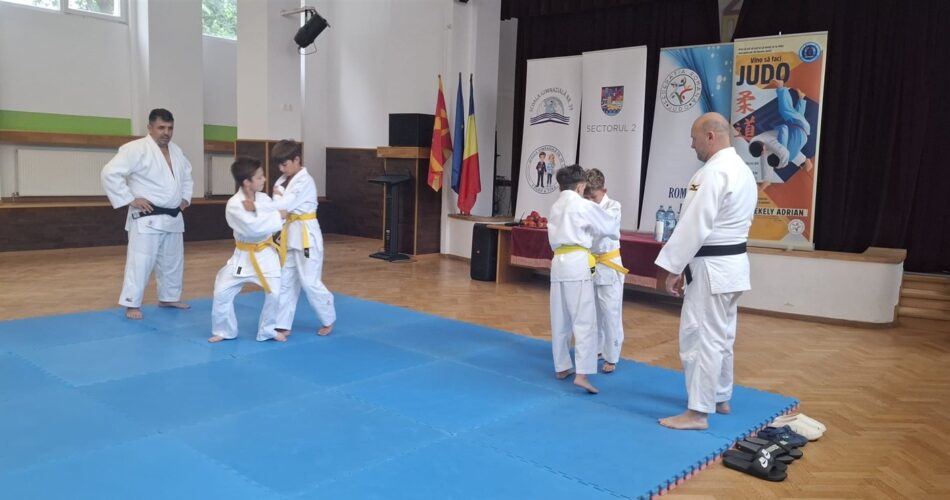 Demonstratie de judo pe tatami sustinuta de sportivii ACS Motiuashi Bucuresti